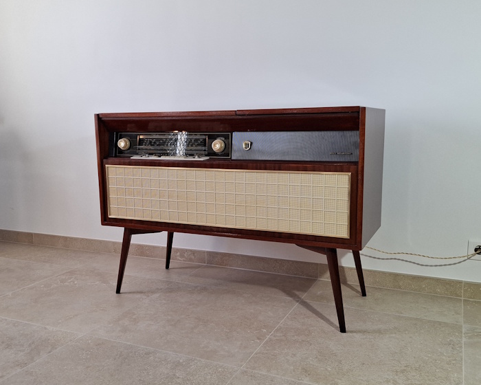 Rénovation de meubles radios vintage